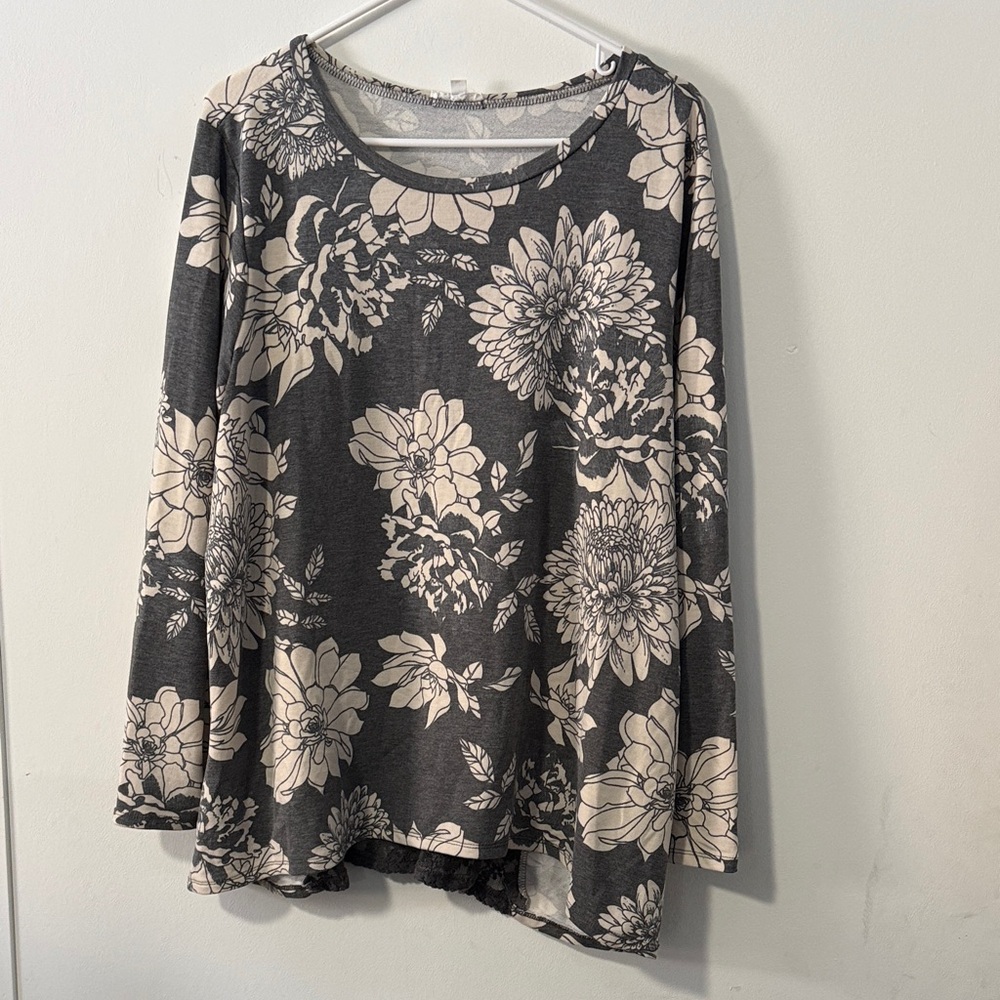 Chic Floral Long Sleeve Top in Gray